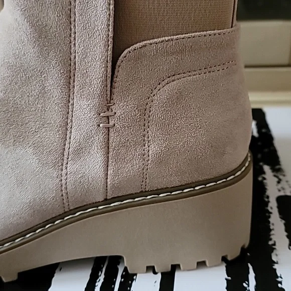 Dolce Vita Lug Sole Chelsea Boot, New In Box, Size 9.5 Color: Camel - Picture 10 of 15